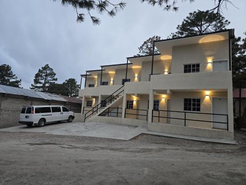 HOTEL Y CABAÑAS El PINO (HOTEL Y CABANAS El PINO) in ครีเอล