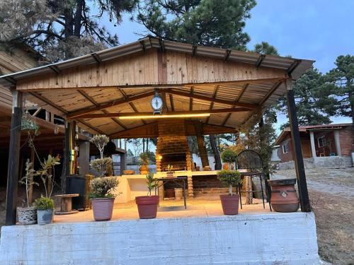 HOTEL Y CABAÑAS El PINO (HOTEL Y CABANAS El PINO) in ครีเอล