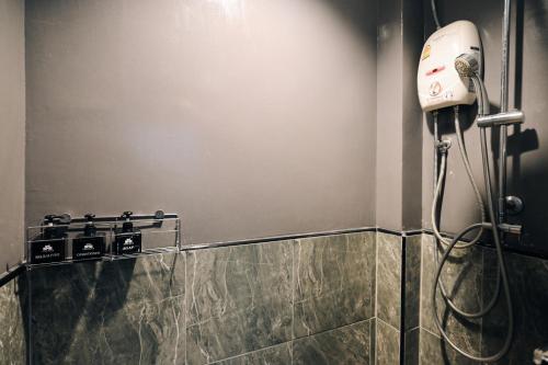 Castle Black Bangkok - Hostel Room Type - Deluxe Double Room