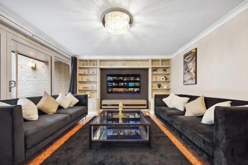 Ultra Luxury 4 Bedroom 3 Bathroom Knightsbridge Home Next to Harrods