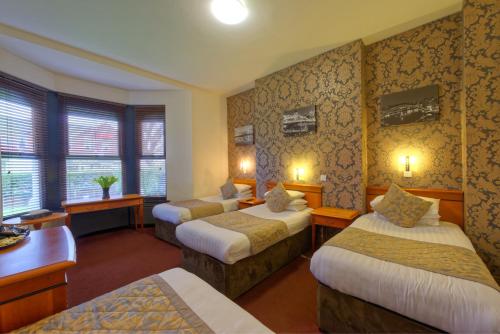 4 twin beds