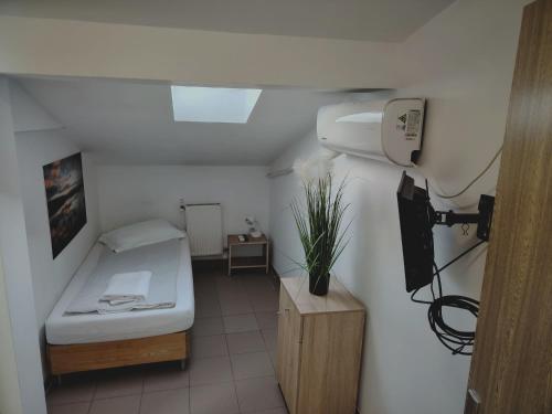 Piata Uniri Cozy Inn - image 3
