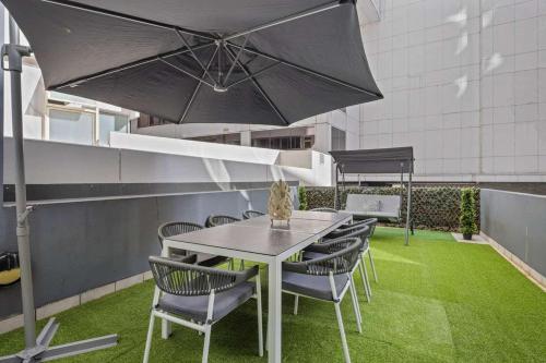 Darling Harbour 2BR Retreat with Spacious Balcony - main image