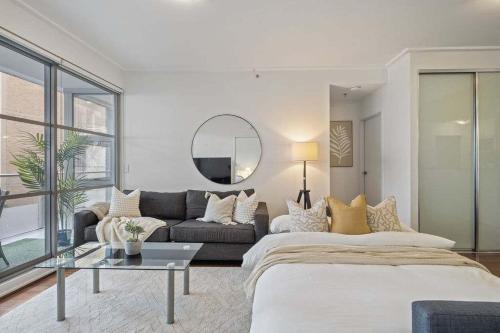 Darling Harbour 2BR Retreat with Spacious Balcony - image 11