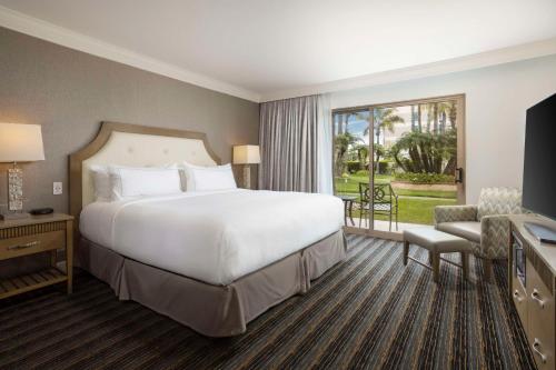 King Room with Balcony and Garden View image 2