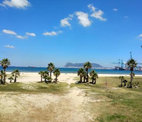 Beachfront Studio - Private Kitchen and Bath, Algeciras (foto 6)