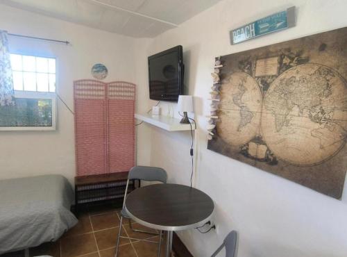 Beachfront Studio - Private Kitchen and Bath, Algeciras (foto 5)