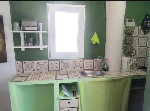 Beachfront Studio - Private Kitchen and Bath, Algeciras (foto 3)
