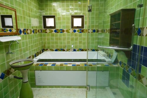room detail thumbnail 2