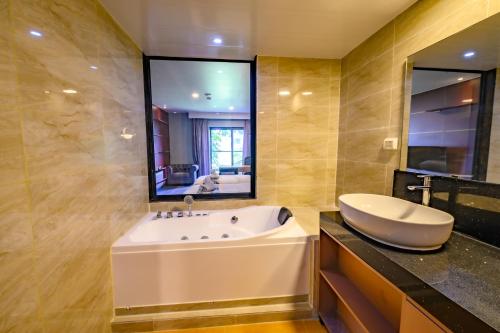 room detail thumbnail 2