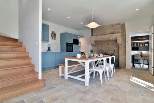 virtuve, Esprit Famille - Grand Jardin in Lehon (Brittany)