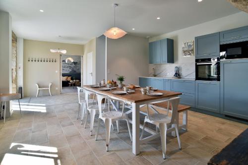 virtuve, Esprit Famille - Grand Jardin in Lehon (Brittany)