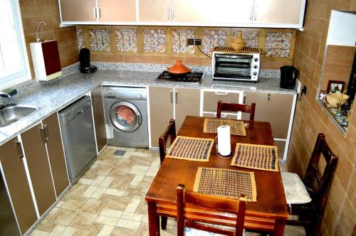 Villa Palm Desert- your Private Stay with AC, Fast WiFi & Parking in Erfoud