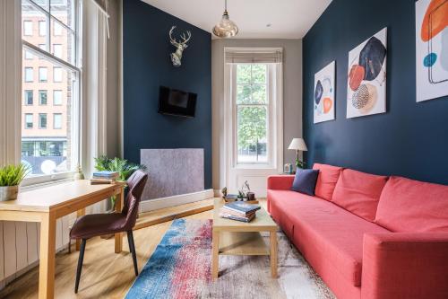Sunny Corner Apartment in Center of London (1), London