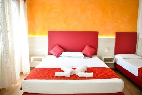 2 bedrooms, 4 beds