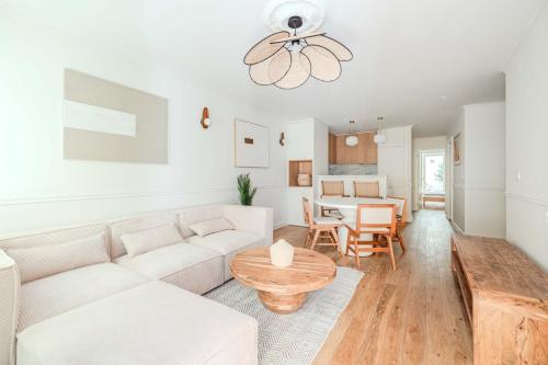 Stylish 2BR Apartment with AC & Terrace | By Airnest, Lisabon