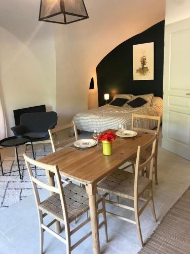 Studio indépendant avec piscine proche Lourmarin (Studio independant avec piscine proche Lourmarin) in Puyvert
