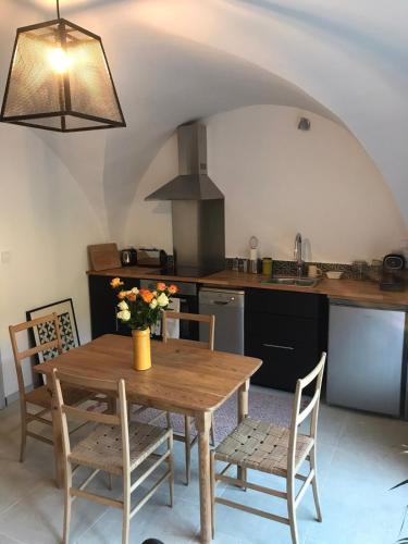 Studio indépendant avec piscine proche Lourmarin (Studio independant avec piscine proche Lourmarin) in Puyvert