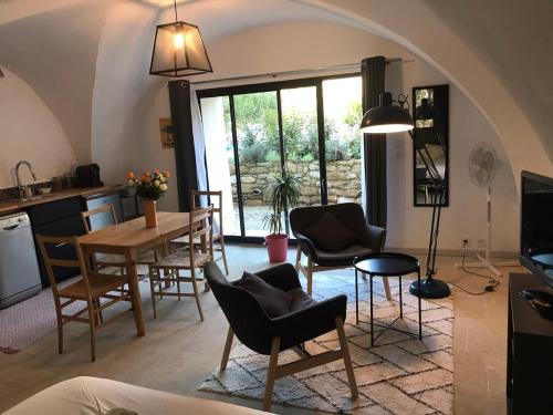 Studio indépendant avec piscine proche Lourmarin (Studio independant avec piscine proche Lourmarin) in Puyvert