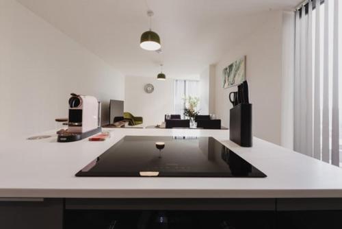 Stylish Skyline Apartment - 2 Bed, 2 Bath, Gym, Concierge in City Centre, Birmingham (Foto 8)