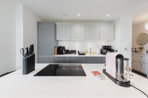 Stylish Skyline Apartment - 2 Bed, 2 Bath, Gym, Concierge in City Centre, Birmingham (Foto 9)