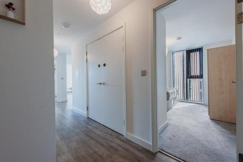 Stylish Skyline Apartment - 2 Bed, 2 Bath, Gym, Concierge in City Centre, Birmingham (Foto 10)