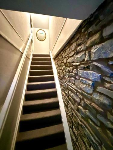 Kings Arms Hotel - image 3