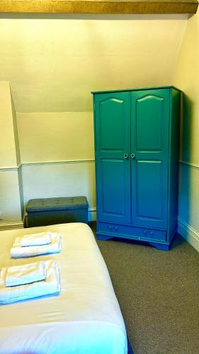 Kings Arms Hotel - image 8