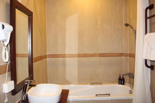 Deluxe Twin Room image 3