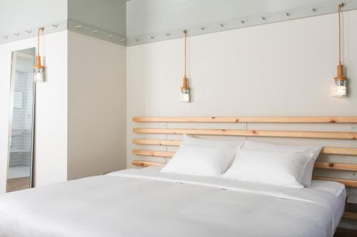 Double Room with Balcony image 8