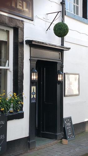 Kings Arms Hotel - image 13