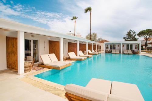 Chambre double, annexe, accès direct à la piscine