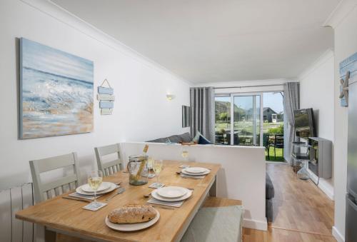 Exterior view, 3 Europa Court in Mawgan Porth in Mawgan Porth