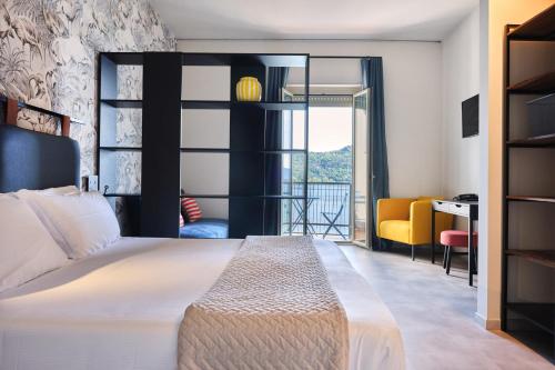 Hotel Carillon