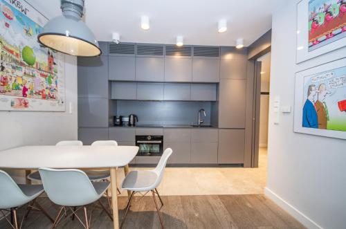 Family Apartment with 2 bedrooms, huge balcony, Free parking, 10 minutes walk to Main Square and Kazimierz District, Cracovia (foto 6)