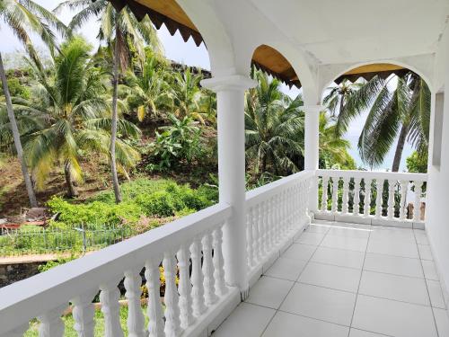 Balcony/terrace, Villa Maname, face a l'ocean in Moroni