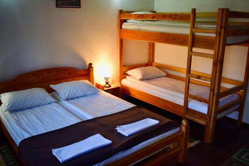 1 queen bed, 1 bunk bed