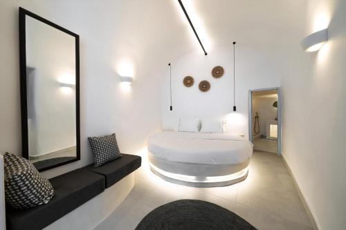 Splendid Santorini Suite Suite With Sea View And Hot Tub Oia - Tap to explore photos