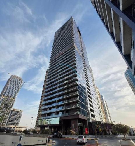 Lake and City Views 1BR, Short Distance to Metro, MBL Royal, Jumeirah Lake Towers by Deluxe Holiday Homes, Dubaj (fotografie 7)