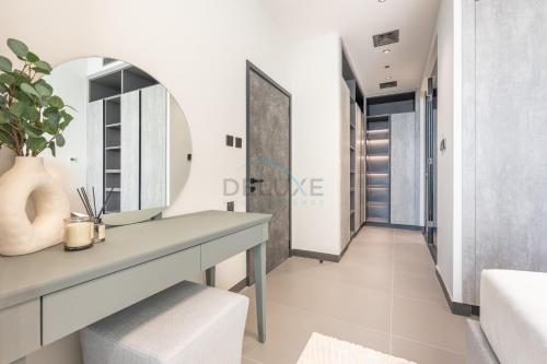 Lake and City Views 1BR, Short Distance to Metro, MBL Royal, Jumeirah Lake Towers by Deluxe Holiday Homes, Dubaj (fotografie 9)