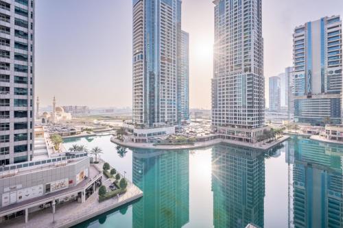 Lake and City Views 1BR, Short Distance to Metro, MBL Royal, Jumeirah Lake Towers by Deluxe Holiday Homes, Dubaj (fotografie 3)