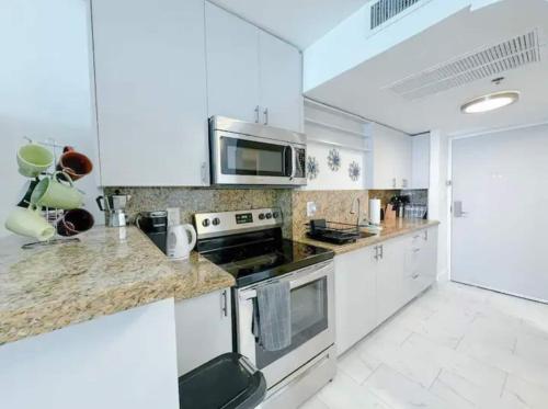 Direct Ocean View Studio with Kitchen in Sunny Isles Beach, USA