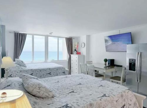 Direct Ocean View Studio with Kitchen in Sunny Isles Beach, USA