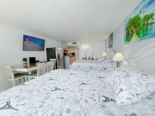 Direct Ocean View Studio with Kitchen in Sunny Isles Beach, USA