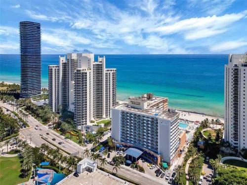 Direct Ocean View Studio with Kitchen in Sunny Isles Beach, USA