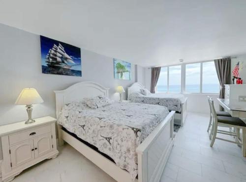 Direct Ocean View Studio with Kitchen in Sunny Isles Beach, USA