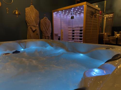 Hot tub, Add'Or, Suite et Spa in Beugny