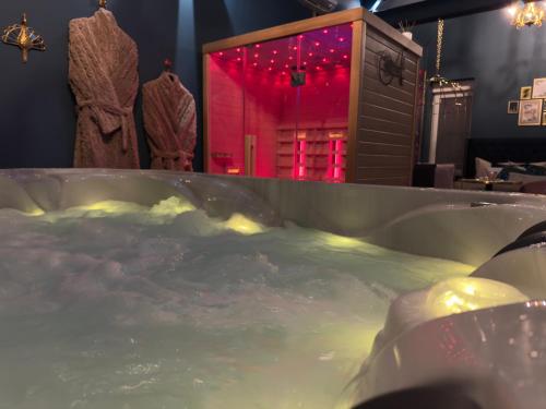 Hot tub, Add'Or, Suite et Spa in Beugny