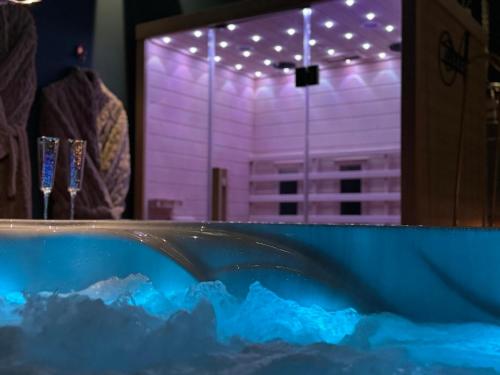 Hot tub, Add'Or, Suite et Spa in Beugny