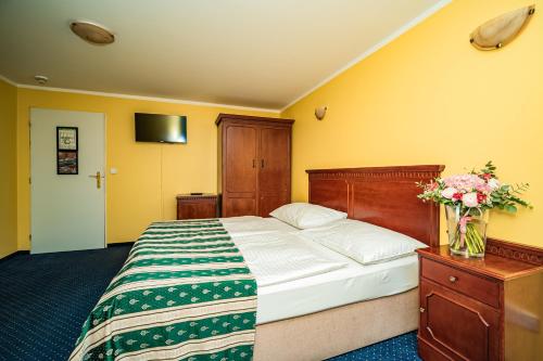 Double or Twin Room image 4